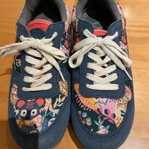 Excellent gently used Inkkas, size 8